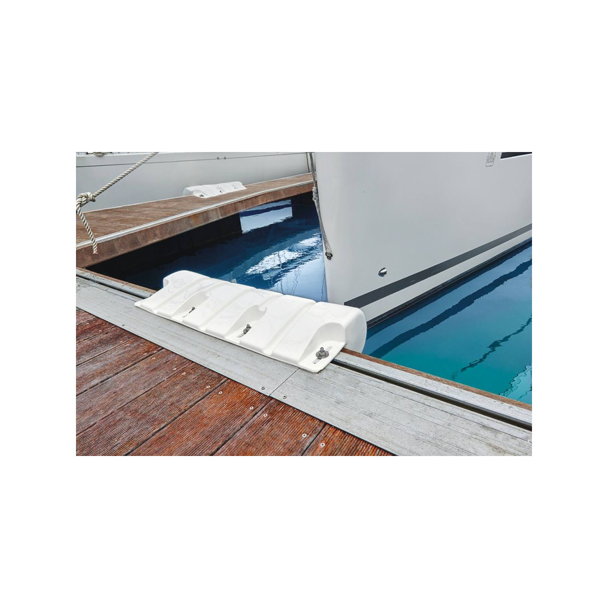 Plastimo witte steigerfender voor ponton